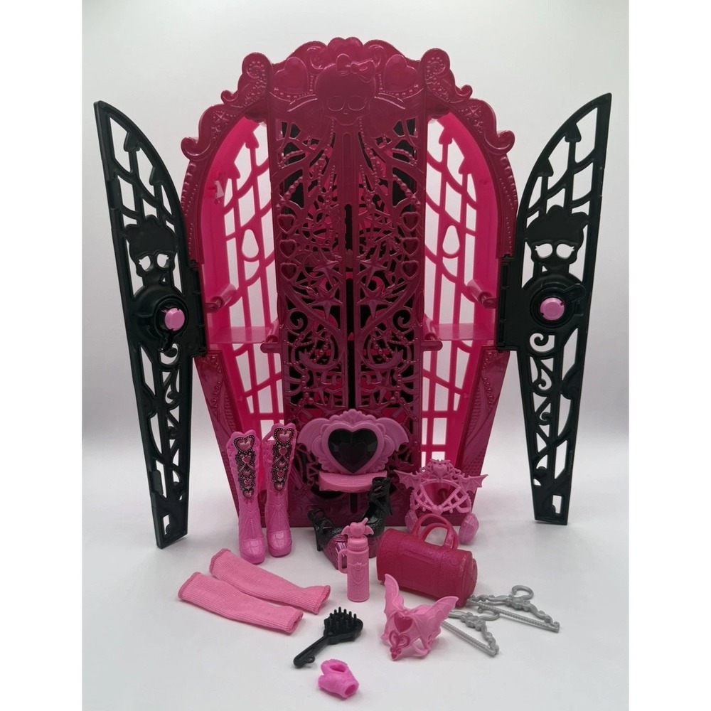 Monster High G3 Skulltimate Secrets 4 Draculaura Closet with Accessories